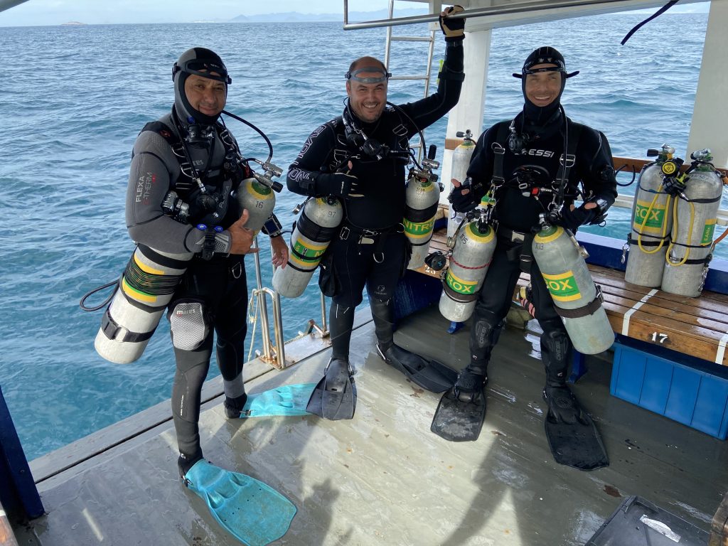 Preparação para os mergulhadores Tec entrarem na água a bordo do Acqua Sub